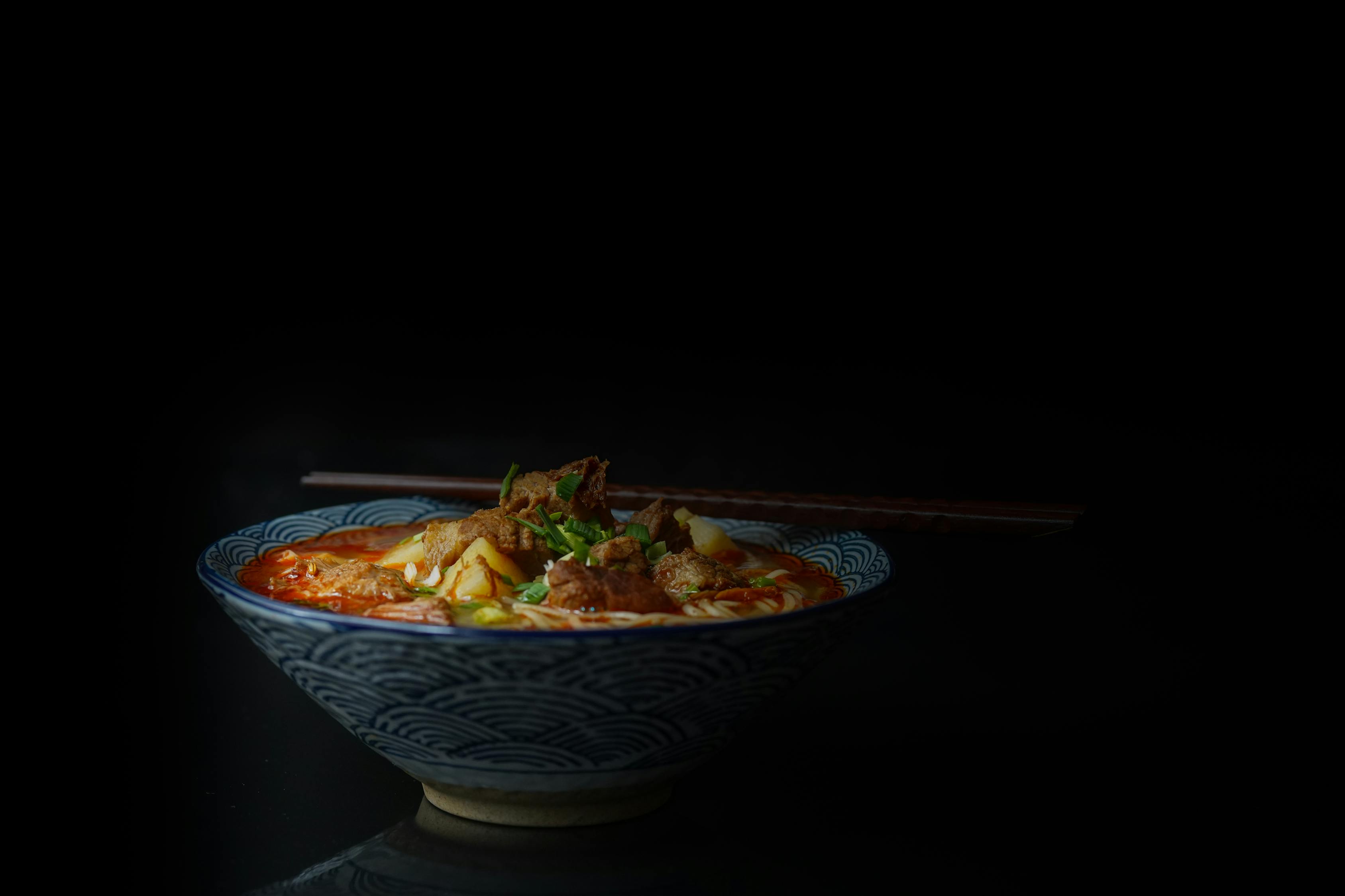 最新地?cái)傂〕?，點(diǎn)亮城市夜色的味蕾盛宴，開啟美食之旅！